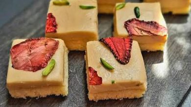 طرز تهیه اسلایس تافی توت فرنگی؛ تنقلات خوشمزه