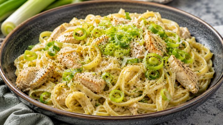نکات و فوت‌و‌فن های طرز تهیه پاستا مرغ و تره فرنگی