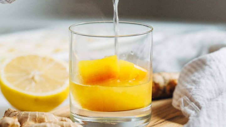 نکات و فوت‌وفن‌ های طرز تهیه شات یخی لیمو و زنجبیل با زردچوبه