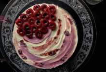 طرز تهیه کیک مربای آلبالو؛ مناسب عصرانه و مهمانی