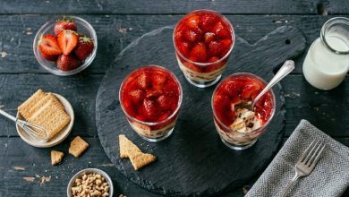 طرز تهیه روکر توت‌فرنگی؛ دسر شیک و مجلسی