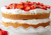 طرز تهیه کیک توت‌فرنگی خامه‌ای به سبک قنادی