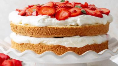 طرز تهیه کیک توت‌فرنگی خامه‌ای به سبک قنادی