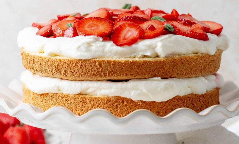 طرز تهیه کیک توت‌فرنگی خامه‌ای به سبک قنادی