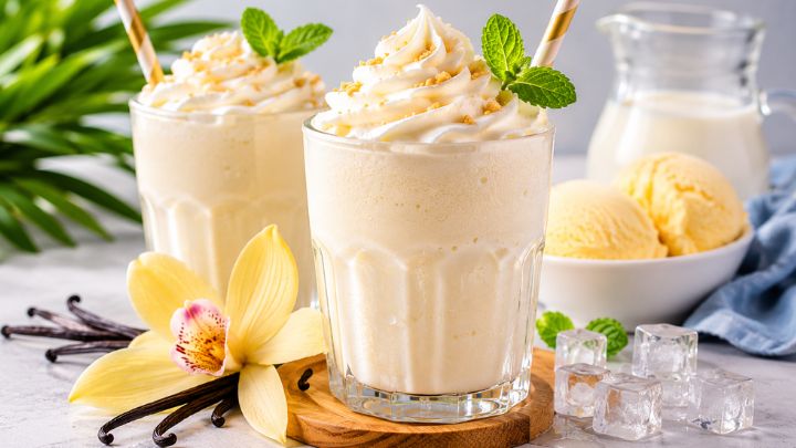 طرز تهیه اسموتی وانیلی؛ خنک و خامه‌ای برای روزهای گرم