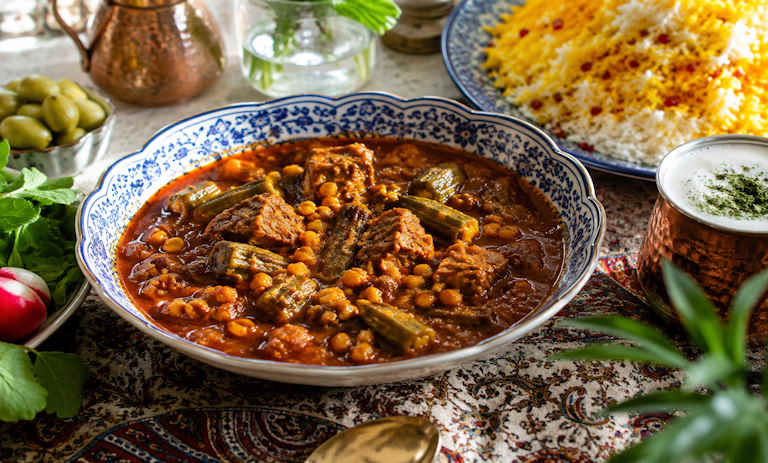 طرز تهیه خورشت بامیه با لپه؛ خوشمزه و متفاوت