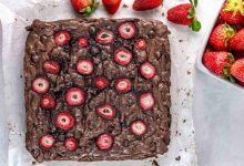 طرز تهیه براونی توت فرنگی؛ با دو طعم ساده و شکلاتی