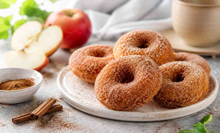طرز تهیه دونات سیب و دارچین+ نکات خوشمزه‌تر شدن