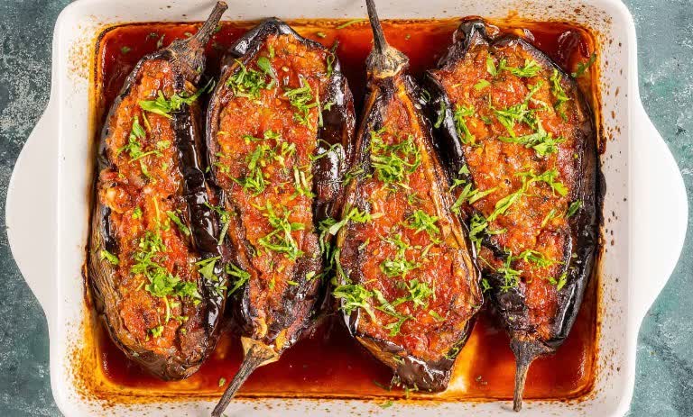 طرز تهیه ایمام بایلدی (بادمجان شکمپر ترکیهای)؛ آسان و خوشمزه