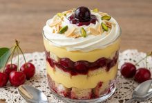 طرز تهیه ترایفل آلبالو؛ دسر لایه‌ای خوشمزه و مجلسی