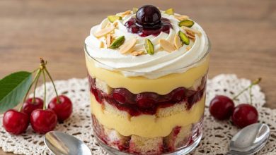 طرز تهیه ترایفل آلبالو؛ دسر لایه‌ای خوشمزه و مجلسی