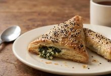 طرز تهیه بورک اسفناج با خمیر یوفکا؛ ساده و خوشمزه