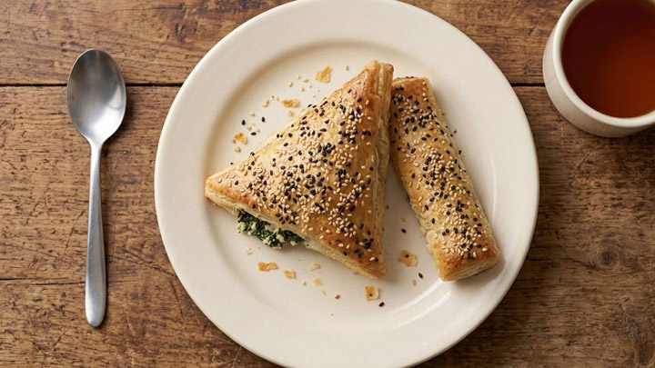 نکات و فوتوفن های طرز تهیه بورک اسفناج با خمیر یوفکا نکات و فوتوفن های طرز تهیه بورک اسفناج با خمیر یوفکا