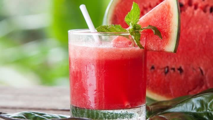 برای طعم‌دهی بیشتر به اسموتی هندوانه لیمویی چه موادی اضافه کنیم؟