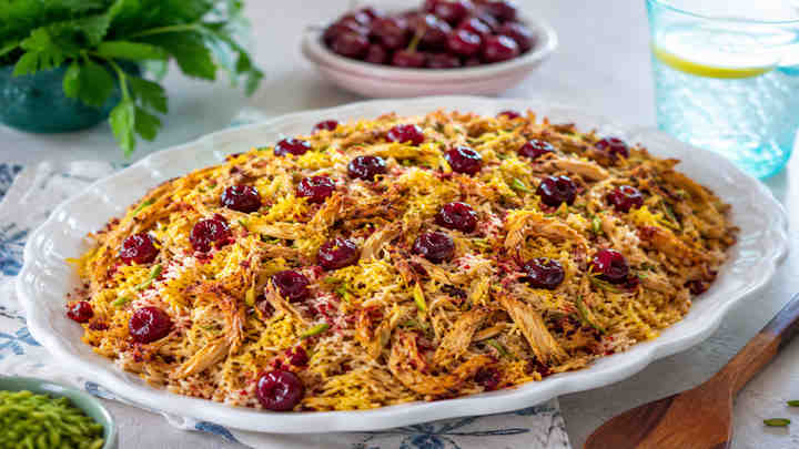 طرز تهیه آلبالو پلو با مرغ ریش ریش