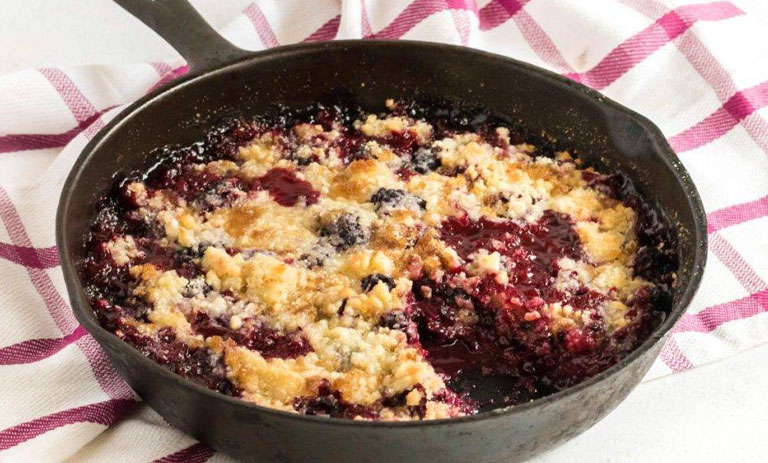 طرز تهیه کرامبل شاتوت؛ دسر میوه‌ای ساده با رویه ترد و کَره‌ای