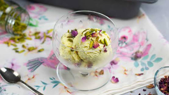 طرز تهیه بستنی با خامه خشک و پسته