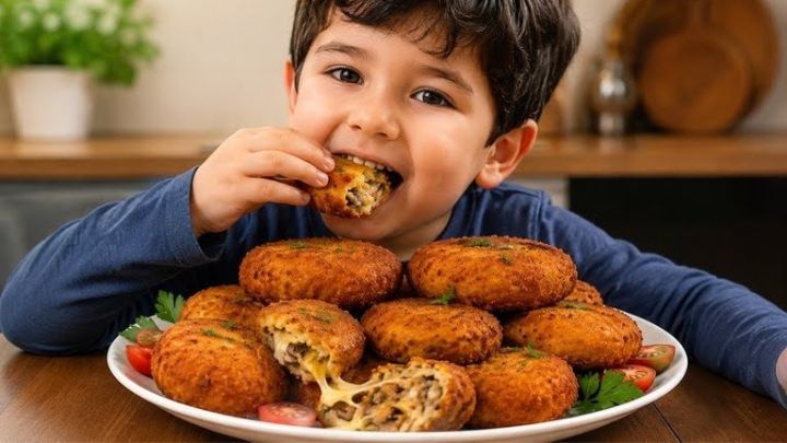 نکات و فوتوفن های طرز تهیه کتلت شکم پر با قارچ و پنیر پیتزا نکات و فوتوفن های طرز تهیه کتلت شکم پر با قارچ و پنیر پیتزا
