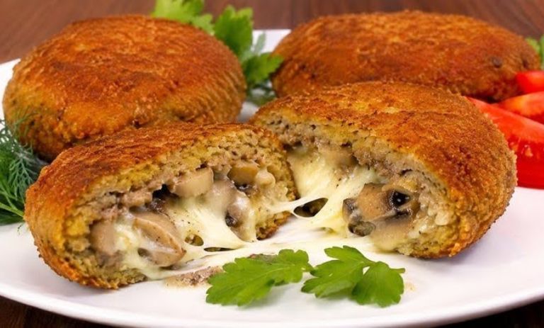 طرز تهیه کتلت شکم پر با قارچ و پنیر پیتزا