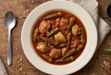 طرز تهیه خوراک بامیه با مرغ؛ غذای مقوی و خوشمزه جنوبی