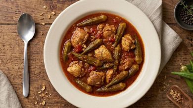 طرز تهیه خوراک بامیه با مرغ؛ غذای مقوی و خوشمزه جنوبی