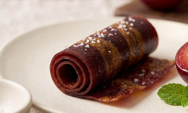 طرز تهیه لواشک آلو قرمز و شلیل با طعمی ترش و ملس