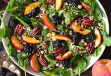 طرز تهیه سالاد هلو و اسفناج؛ سالم و خوشمزه