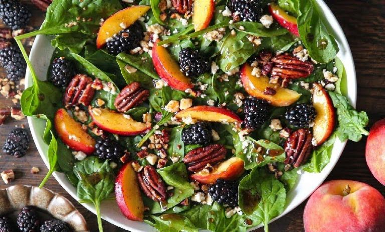 طرز تهیه سالاد هلو و اسفناج؛ سالم و خوشمزه