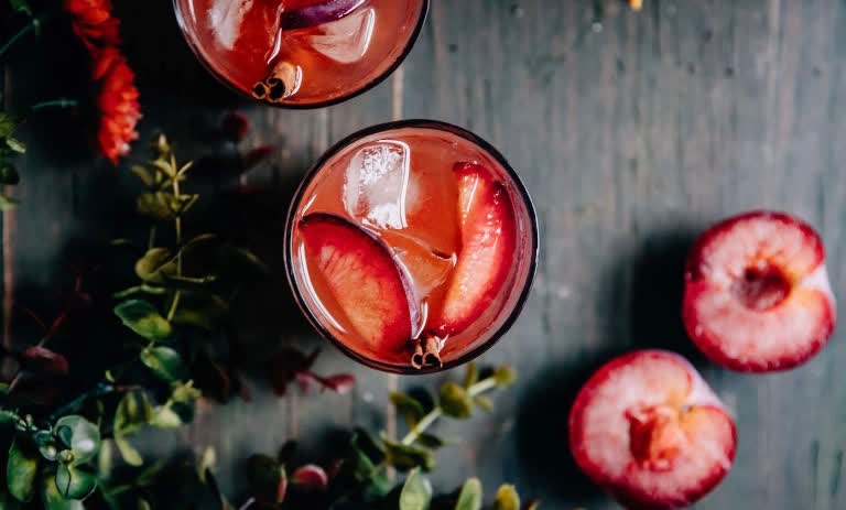 طرز تهیه لیموناد آلو؛ نوشیدنی خنک و تابستانی