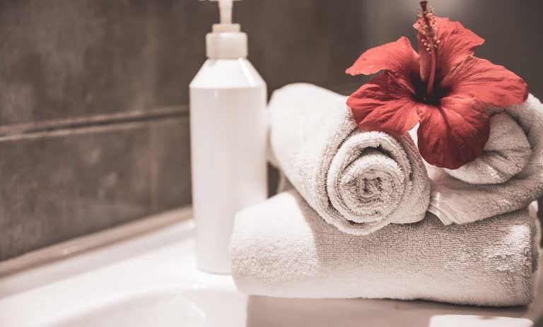 ۷ ترفند خانگی برای رفع بوی بد حوله؛ راهکارهای ساده و کاربردی