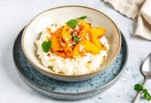 طرز تهیه پودینگ برنج با طعم هلو؛ دسر خوش‌عطر با طعم میوه‌ای 