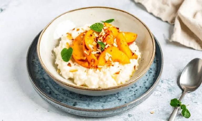 طرز تهیه پودینگ برنج با طعم هلو؛ دسر خوشعطر با طعم میوهای