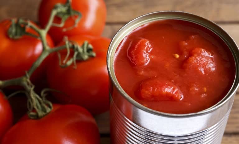 چرا رب گوجه ‌فرنگی گازدار می‌شود؟ علت‌ها و راه‌های جلوگیری از آن