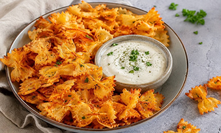طرز تهیه چیپس پاستا؛ آسان در فر و ایرفرایر