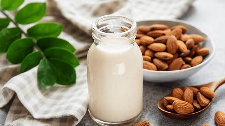 طرز تهیه شیر بادام خانگی