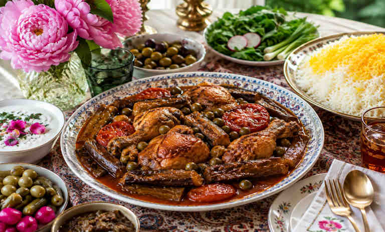 طرز تهیه خورشت بادمجان با مرغ + فوتوفن جاافتادن و خوشمزه شدن