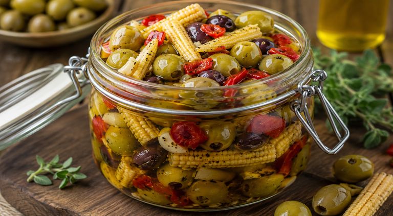 طرز تهیه ترشی زیتون خانگی؛ چاشنی خوشمزه برای کنار غذا 