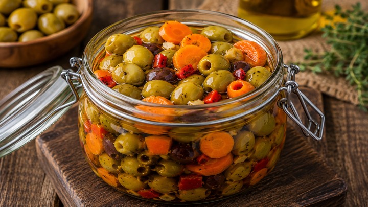 طرز تهیه ترشی زیتون با هویج