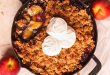 طرز تهیه کیک کرامبل هلو؛ کیک میوه‌ای خوش‌عطر با رویه ترد