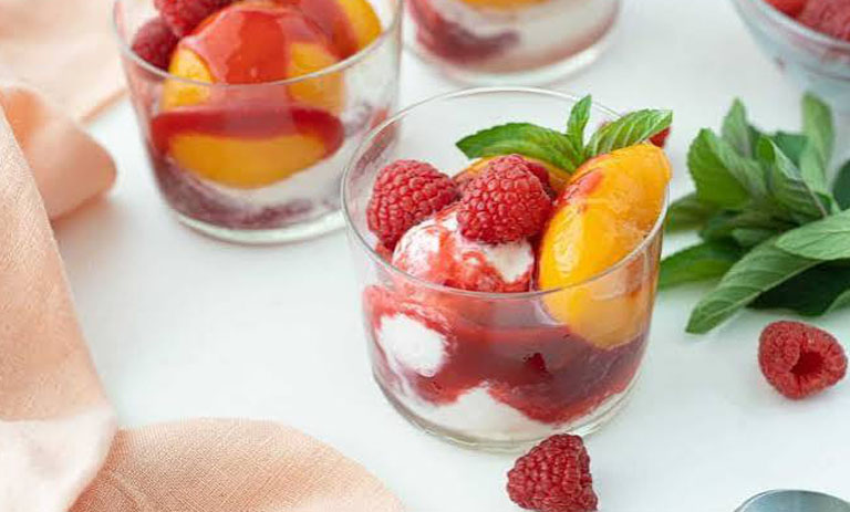 طرز تهیه پش ملبا (پیچ ملبا)؛ دسر کلاسیک هلو و بستنی