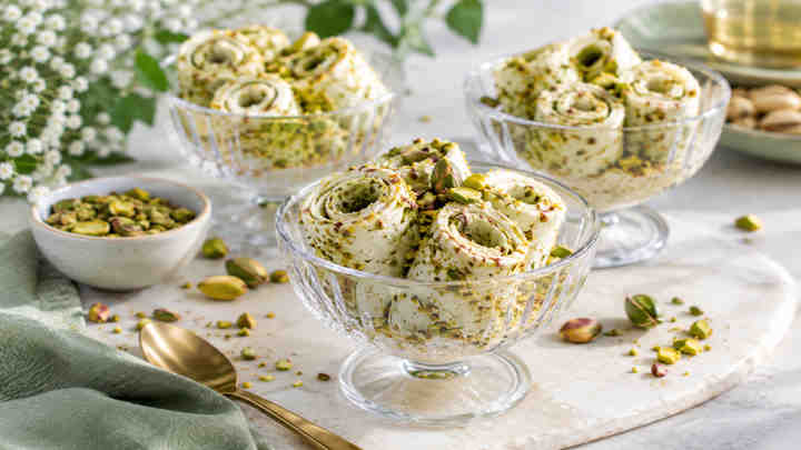 نکات و فوتوفن های طرز تهیه بستنی رولی عربی با پسته