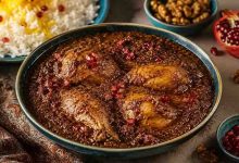 طرز تهیه فسنجان با مرغ مجلسی؛ جاافتاده و روغن‌انداخته