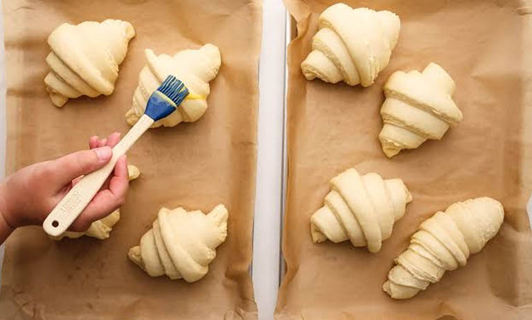طرز تهیه خمیر کروسان؛ راز خمیر لایه‌ای و ترد به سبک فرانسوی