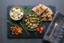 طرز تهیه پرورده زیتون مدیترانه‌ای؛ زیتون مزه‌دارشده با سیر و سبزیجات