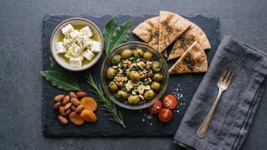 طرز تهیه پرورده زیتون مدیترانه‌ای؛ زیتون مزه‌دارشده با سیر و سبزیجات