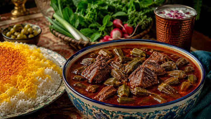 نکات و فوت‌وفن های طرز تهیه خورشت بامیه مجلسی و جاافتاده