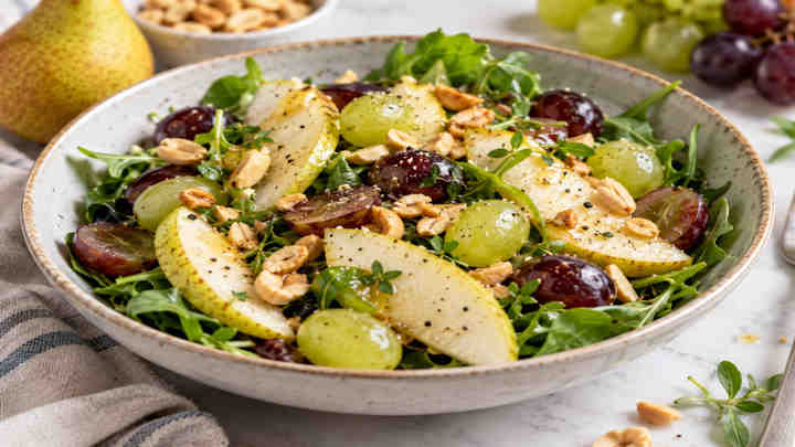 نکات و فوت‌وفن های طرز تهیه سالاد گلابی و انگور با بادام زمینی