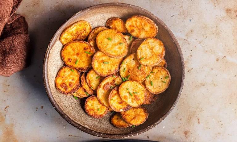 طرز تهیه سیبزمینی سرخ کرده هندی؛ ترد و خوشمزه با ادویههای هندی
