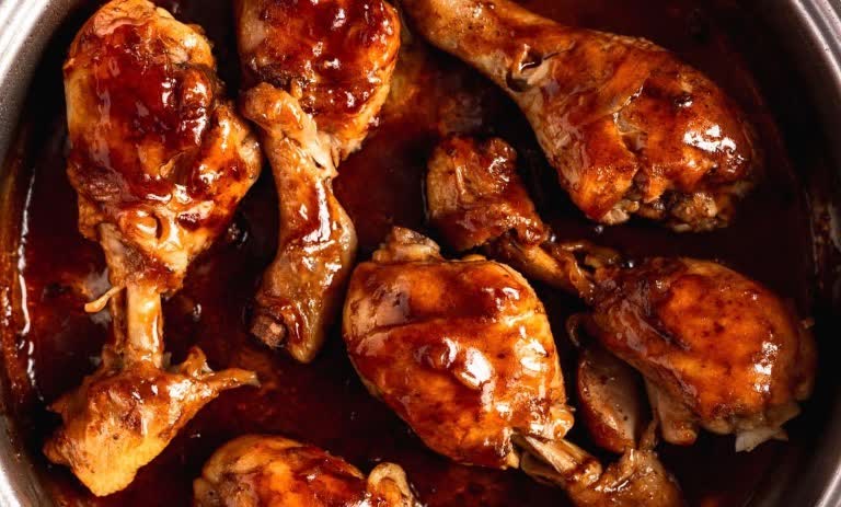 طرز تهیه مرغ با نوشابه؛ راز مرغ خوشرنگ با سس کاراملی