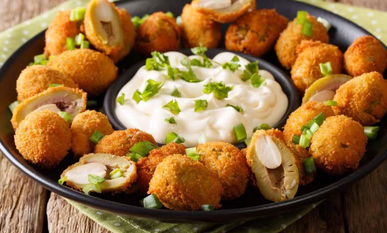 طرز تهیه زیتون سوخاری شکم پر؛ پیش ‌غذای ترد و خوشمزه به سبک رستوران‌ها